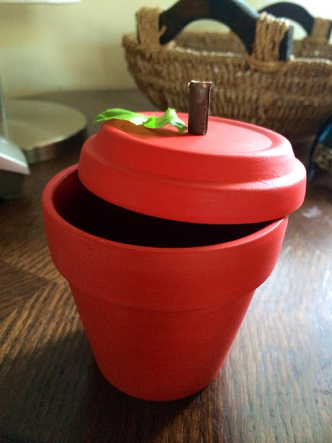 Idée cadeaux de prof : Pot en forme de pomme DIY
