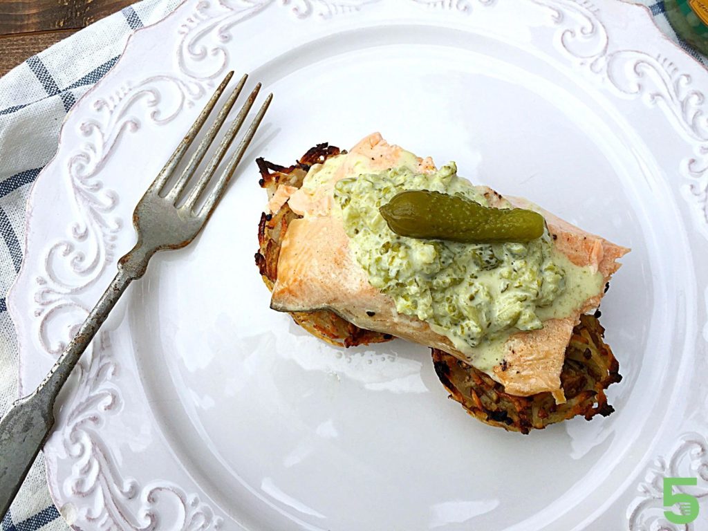 Gâteau de patate et sauce aux cornichons