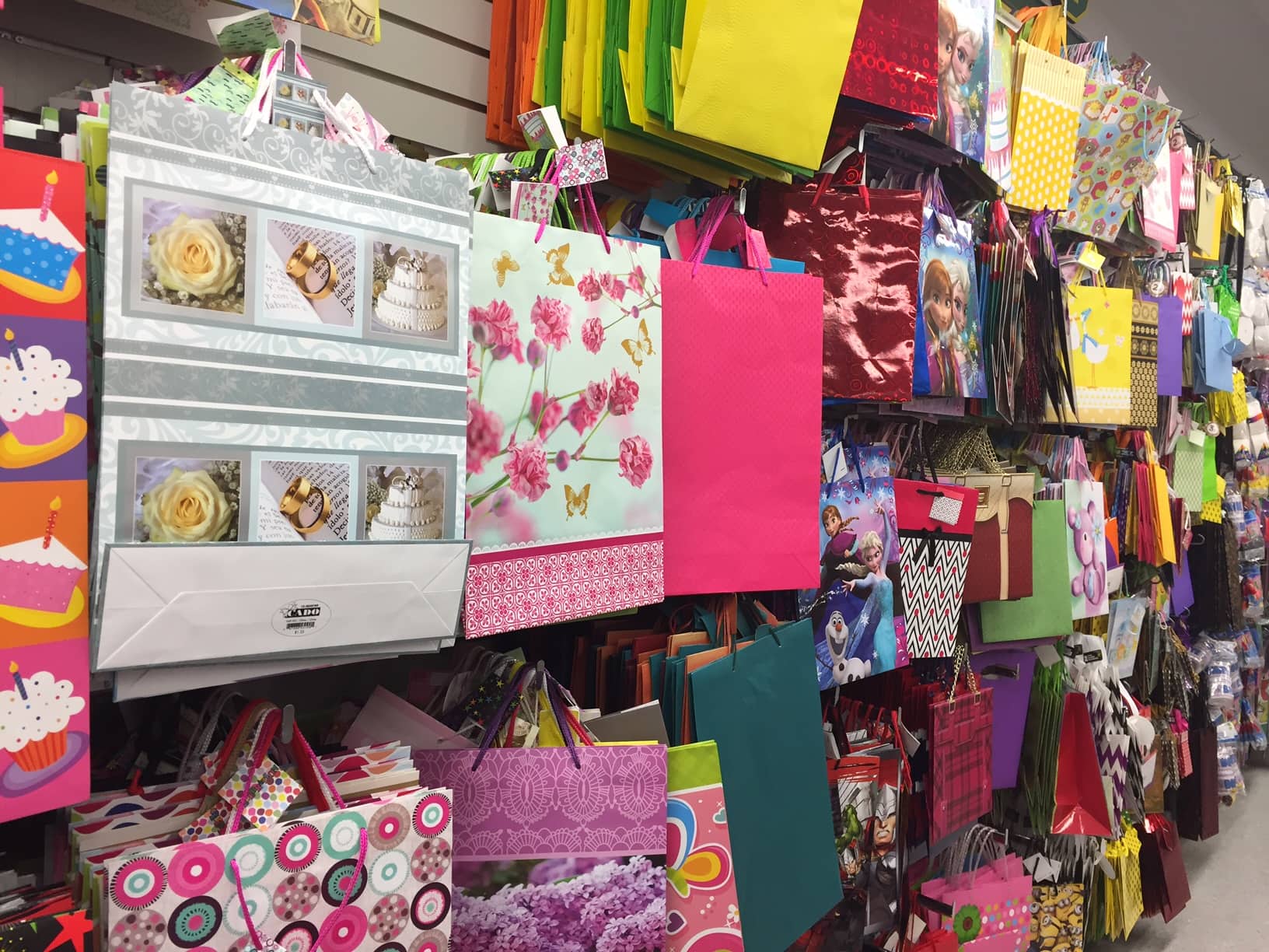 10 choses que tu dois acheter au Dollarama Sacs cadeau