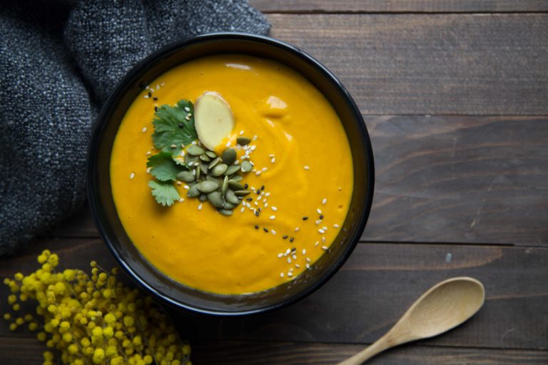Potage aux choux-fleurs grillés, carottes et gingembre