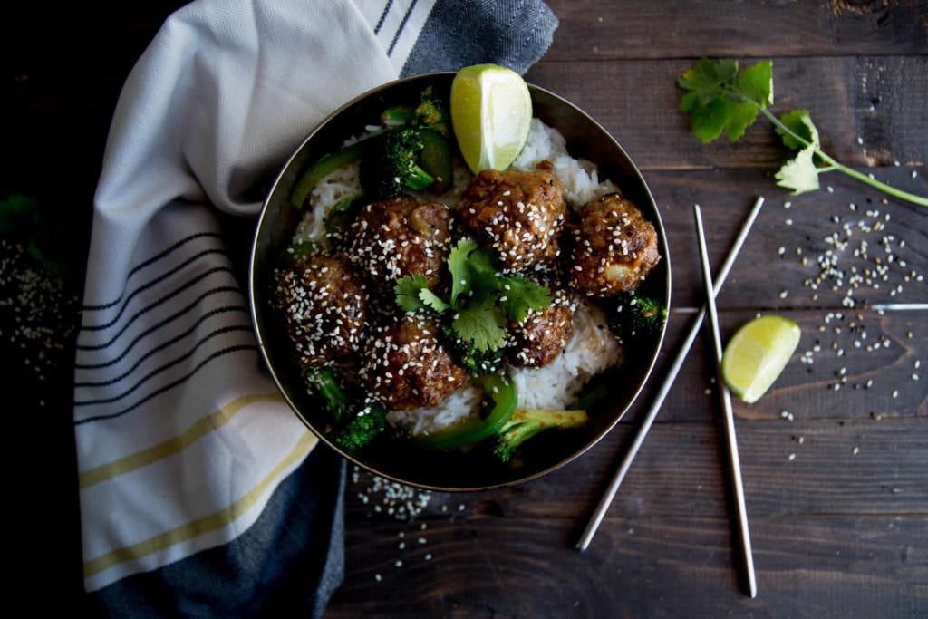 Boulettes à l'asiatique sur lit de riz / Cinq Fourchettes