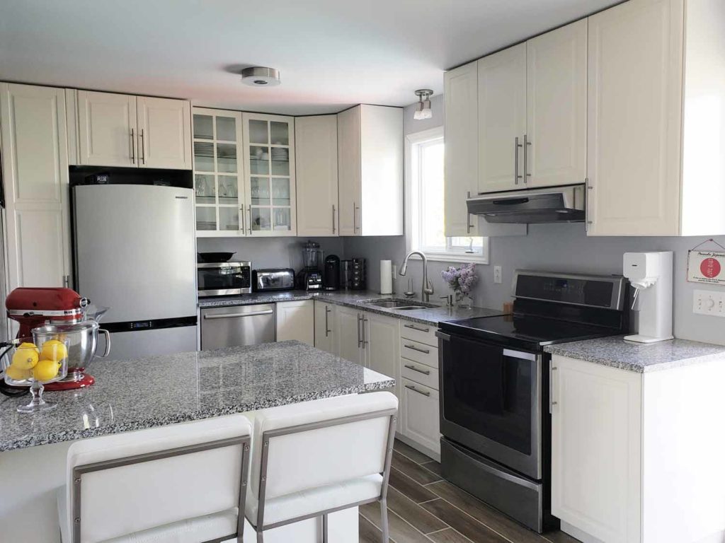 rénovation de ma cuisine Ma nouvelle cuisine est enfin terminée ! Vous n'en croirez pas vos yeux de la différence ! Home Depot Canada rénovation comptoir lavabo achat installation Cinq Fourchettes