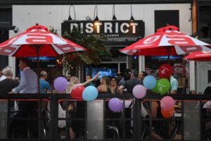 Une célébration du tonnerre pour District Video Lounge Cinq Fourchettes