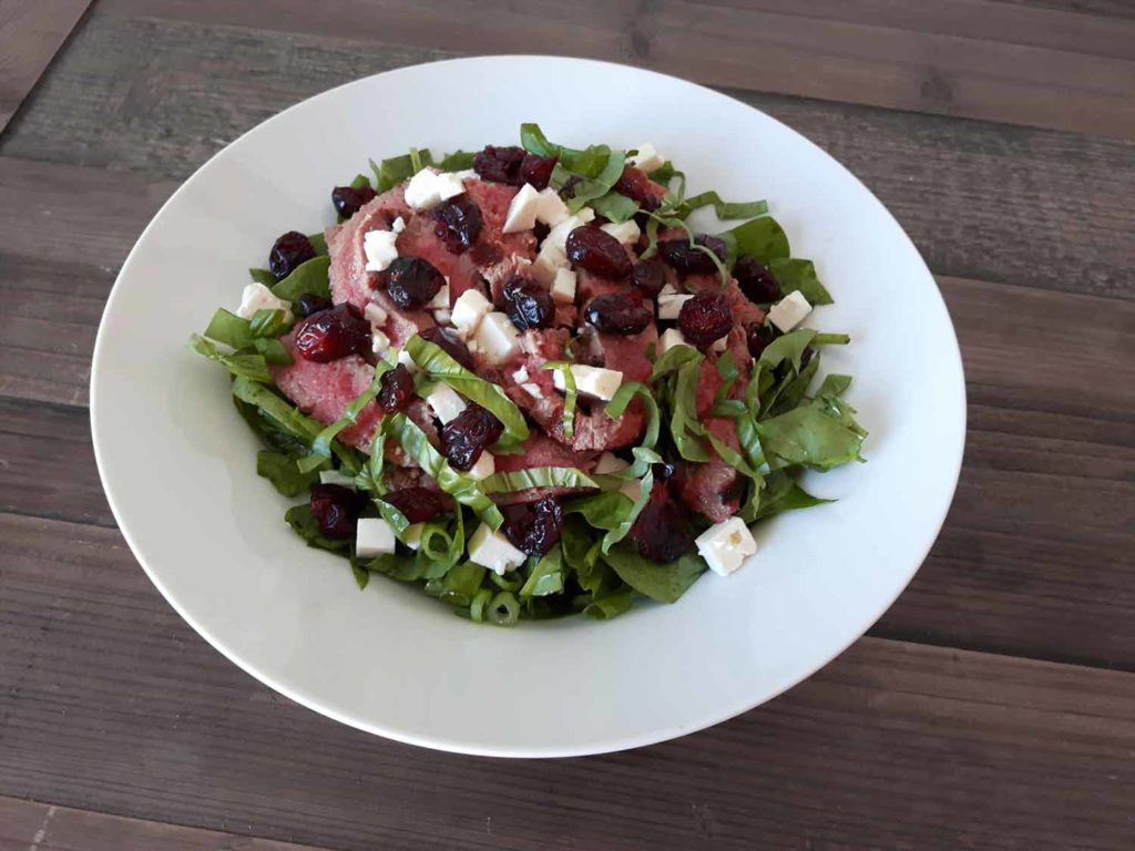 Salade d’épinards, bœuf, feta et canneberges Cinq Fourchettes