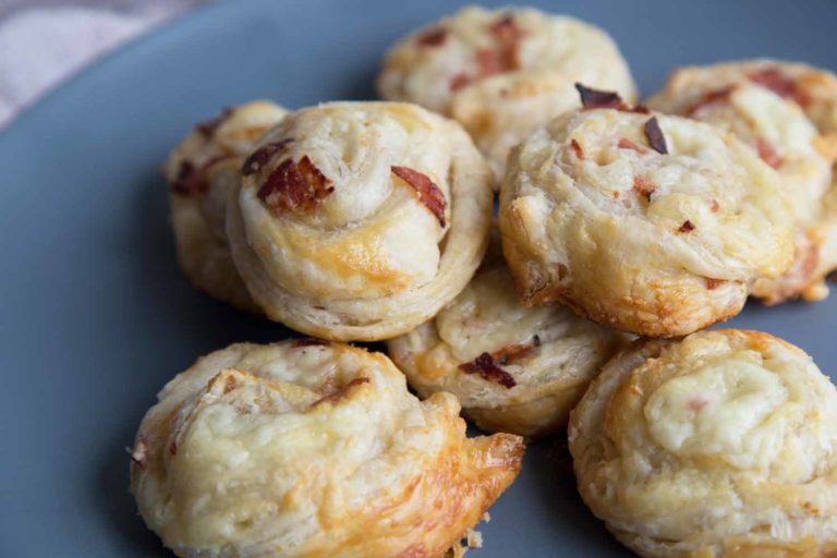 4 ingrédients : Spirales feuilletées au salami et au parmesan Cinq Fourchettes