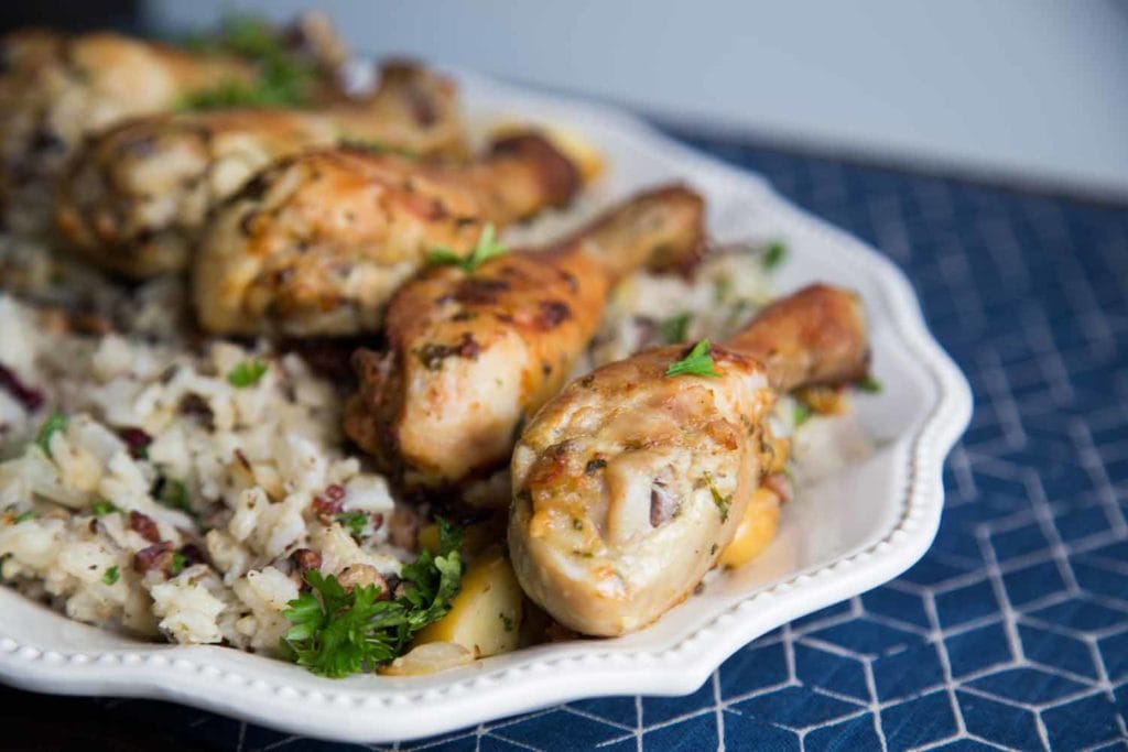 Pilons de poulet sur riz pilaf, pommes, canneberges et noix Cinq Fourchettes