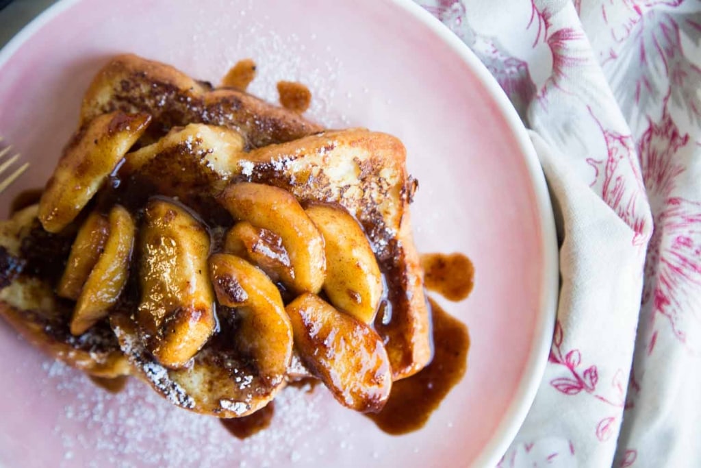Pain doré aux pommes caramélisées Cinq Fourchettes
