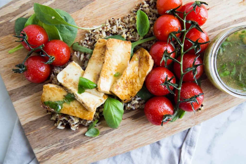 Salade avec fromage grillé et tomates grillées  Cinq Fourchettes