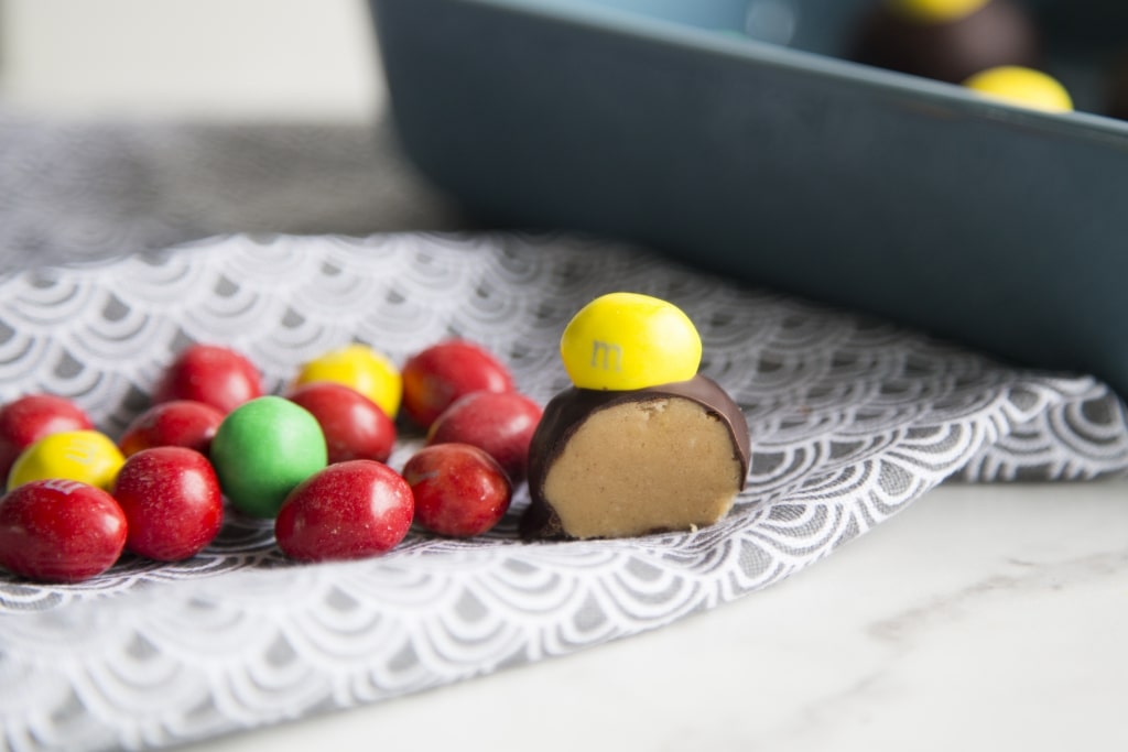 Boules de chocolat au beurre d’arachide et M&M Cinq Fourchettes