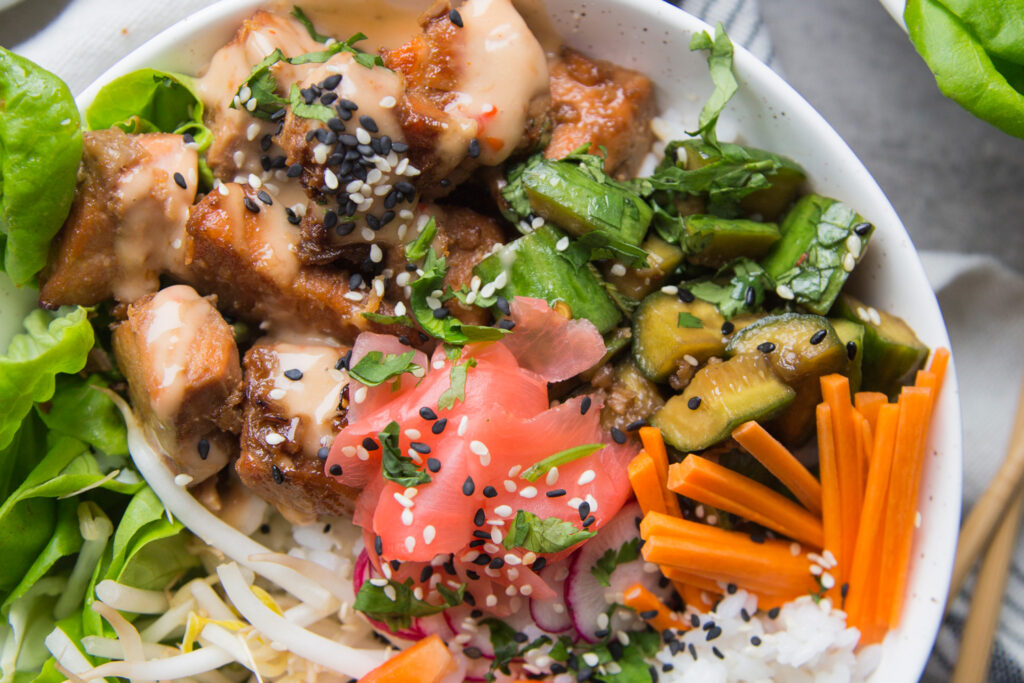 Bol de saumon sauce bang bang concombres marinés recette recipe salmon bowl Cinq Fourchettes